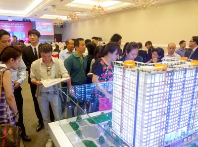 Customers learn about a real estate project in HCMC (Photo: SGGP) Customers learn about a real estate project in HCMC (Photo: SGGP)